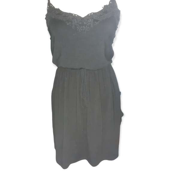 Speechless Dresses & Skirts - Speechless tank mini midi with lace Small